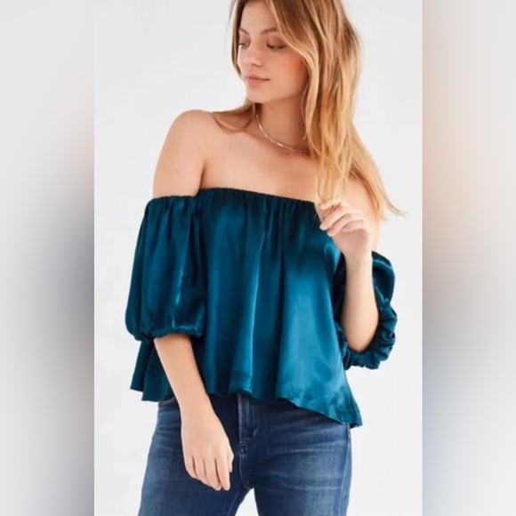 Urban Outfitters Dia Off The Shoulder Silky Top sz small - Picture 2 of 6